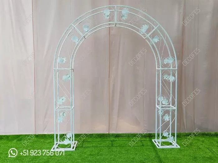 Arco floreale per la sposa e lo sposo Arco floreale per la sposa e lo sposo